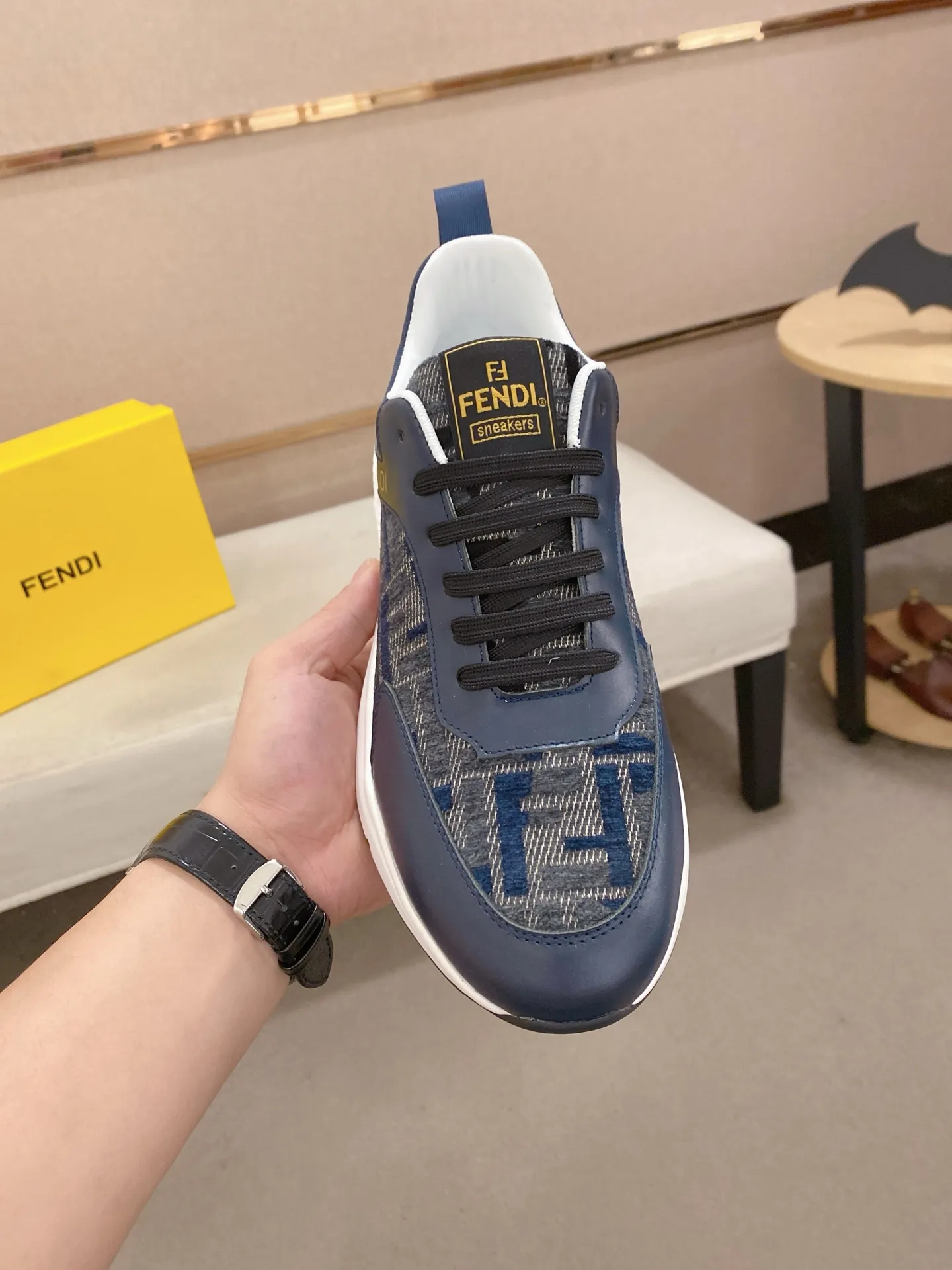 Men's shoes 💰 462💰 (FENDI) New style 👊🏻 upper 🇮🇹 imported cowhide fabric 🇩🇪 lining imported sheepskin lining. The original outsole is molded to highlight the identity of every man, and the upper foot is stable and stable🚶🏻🚶🏻The high-end custom counters reproduce the original version📯No matter the wind or rain, the shoe last remains unchanged and can withstand the verification of time🔍️,🔵 Size: 38-44 (45 is custom-made and cannot be returned or exchanged